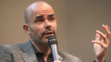 Eduardo Sacheri: “Invente novos personagens e mostre seu próprio talento, mas tire as mãos sujas de James Bond!”