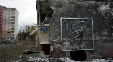 Eles colocam vidro e câmeras para proteger os murais que Banksy pintou na Ucrânia
