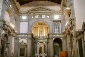 A simbologia das “linhas quebradas” na igreja de Santo Stefano al Ponte